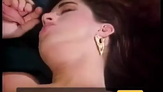 Bir sürü oyun ve bolca döl ile şimdiye kadarki en iyi biseksüel seksi parti