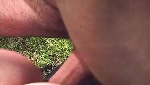 Olgun sarışın orta yaşlı seksi kadın açık havada sert sikişte genişliyor