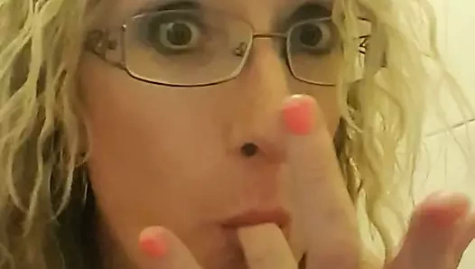 Essex kız lisa tatma ona kendi işemek içinde the toilet