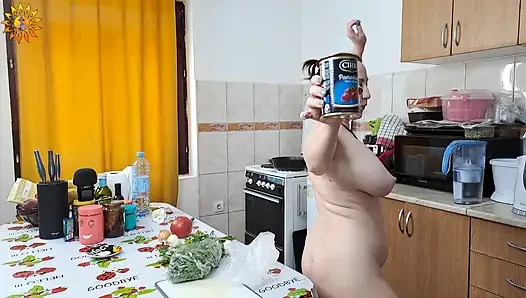 Mila natürist en iyi et sosunu çıplak pişiriyor