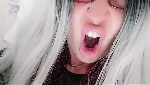 Üvey! Yatağımdayken bana bakmayı bırak