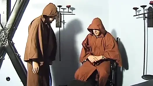 Bağlı genç erkek avcısı iki kapüşonlu adam tarafından acımasızca azdırıyor