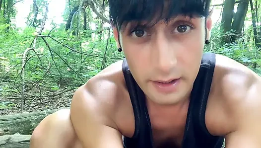 Genç kızın ayakları ormanda kokluyor bakış açısı