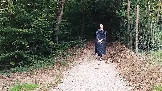 Güzel Sarışın Olgun Eş Topuklu Elbiselerle Seksin Tadını Çıkarıyor