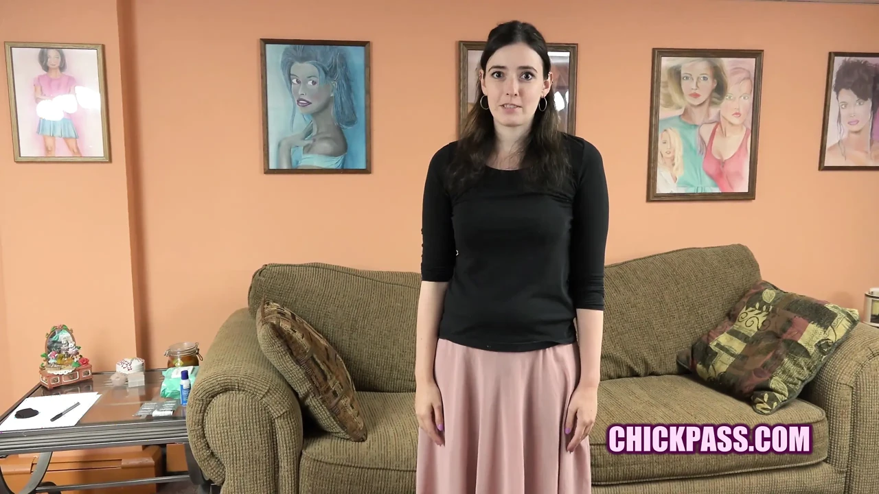 Yaramaz orta yaşlı seksi kadın Chloe Faye röportajda Logan'a sakso çekiyor
