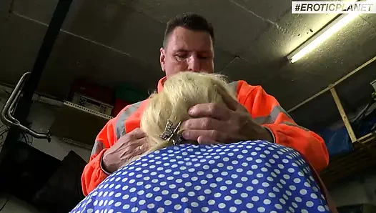 Alman çift garajda sikişiyor