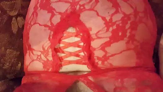 kırmızı giyinmiş