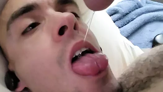 Aman tanrım ağzına boşalıyor ve yutuyor