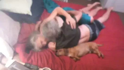 Köpek ile yatakta çiftin güvenlik kamerası