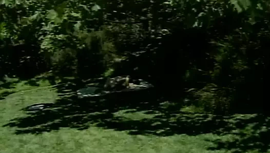 Seksi sarışın sürtüğün açık havada ateşli sikiş sonrası yüzüne boşalma