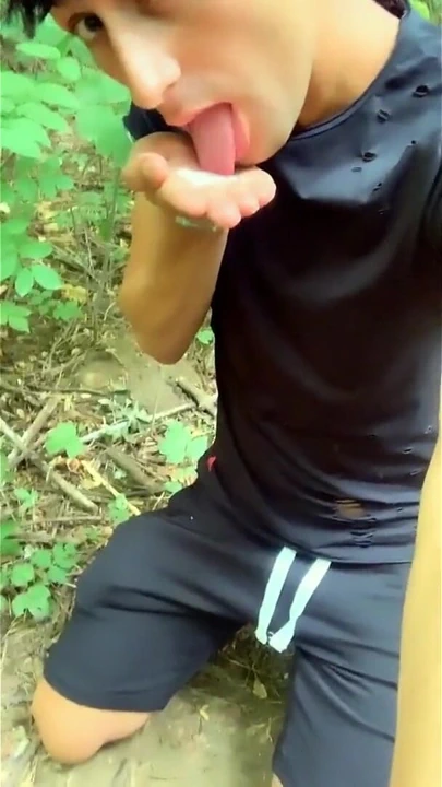 Twink kruvazörlerin dölünü tükürüyor ve sonra tekrar yiyor