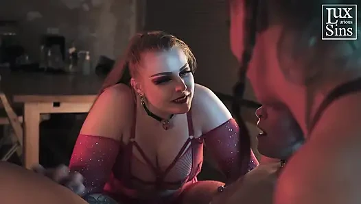 Lezbiyen takma yaraklı grup seks partisi - beş dommes, bir subgirl