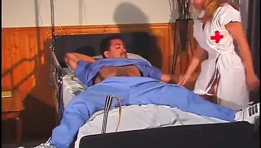 Randy doktor şehvetli sarışın hemşireyi hastane yatağında sikiyor