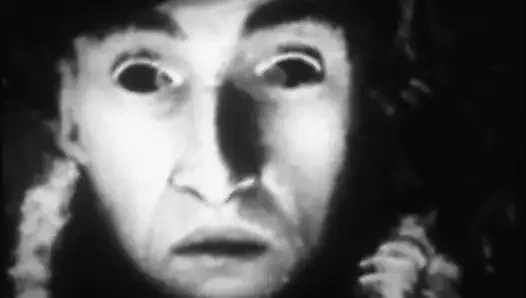 Margaret Nolan dört direkli afişte, alternatif son