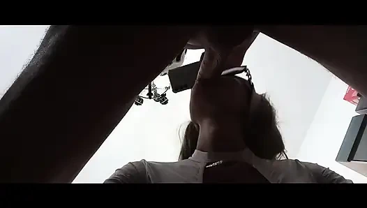 Orta yaşlı seksi kadın ağzına boşalma patlamasıyla hızlı bir sakso çekiyor