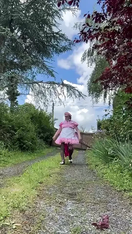 Bir gün için yeni pembe hizmetçi kıyafetiyle giyiniyor