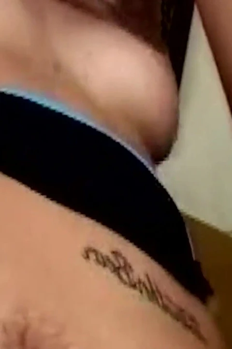 Sarışın orta yaşlı seksi kadın büyük yarağı gırtlağına kadar alıyor ve götünü geniş bir şekilde genişletiyor