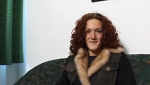 Sevimli kızıl saçlı kız aşk deliğini parmaklıyor