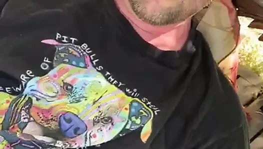 Dışarıda yarağımla oynuyor