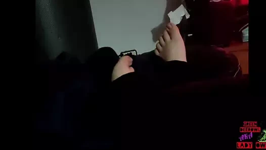 Deri koltukta hareket eden ayaklar