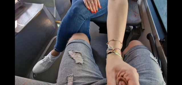 Otobüste teşhiri. Bir yabancı göğüslerini gösteriyor ve riskli bir elle muameleyle bitirmeme yardım ediyor