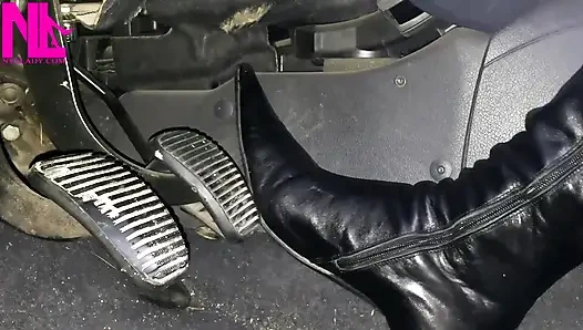 Siyah deri yüksek topuklu çizmelerimi pedalla pompalıyor ve açma