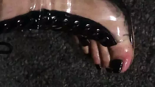 Açık topuklu lateks horoz pompası ve büyük meme enayileri