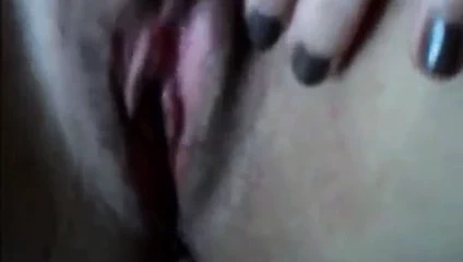 Sürtük dokunur ve alır boşalmak üzerinde ona kedi