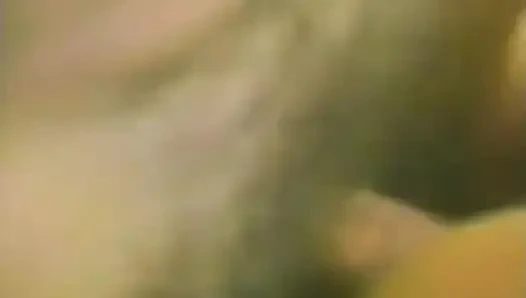 Sıkı memeli sarışın yarak emiyor ve döl yutuyor