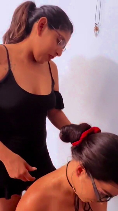 Büyük memeli sekreter ofiste patronunu sikiyor, gerçek lezbiyen seks | Klip 1