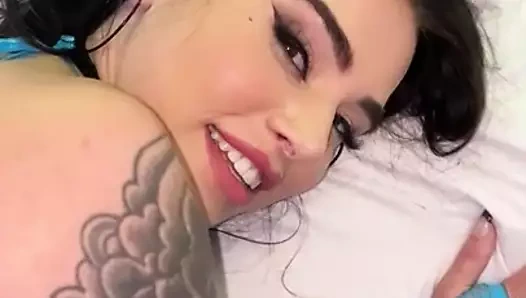 Dövmeli esmer bebek Suttin bakış açısıyla sakso çektikten sonra sikiliyor