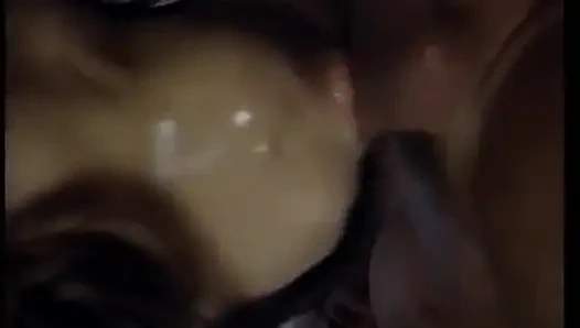 Orta yaşlı seksi kadın parmakla sikiliyor ve sonra kanepede yalanıyor