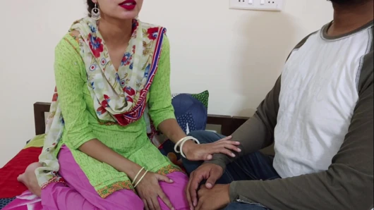 Gerçek Hint desi punjabi anneler (üvey anne üvey oğlu) birbirleriyle oynuyor. punjabi ses hd xxx ile topları roleplay
