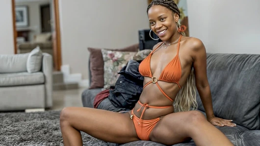 Ateşli Afrikalı orta yaşlı seksi kadın vahşi oyuncu seçmelerinde götünü siktiriyor ve sert sikiliyor