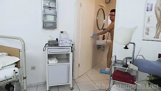 Edepsiz esmer doktorların yarağını emmeyi ve sikişmeyi seviyor