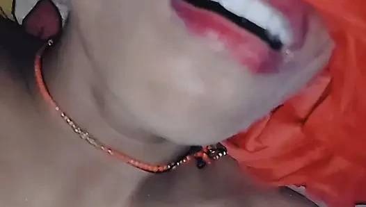 Geceleri, yarak baldızın vajinasine giriyor ve seks yapıyor