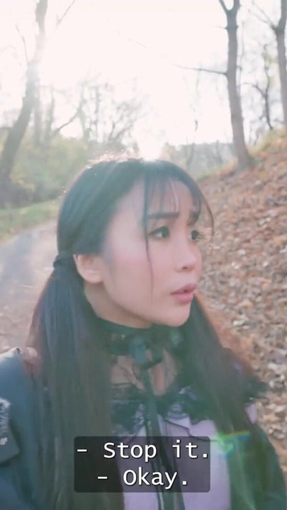 HUNT4K. Büyük memeli Kawaii Japon turist köşede yabancının sikini emiyor | Klip 1