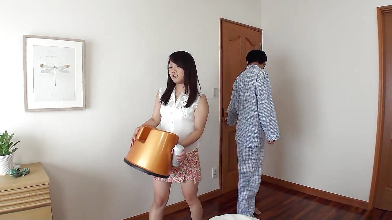 Tombul Japon genç kız sansürsüz masaj seksi sırasında derin dölleniyor