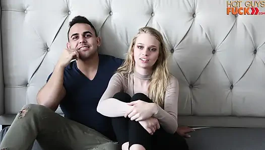 Büyük yaraklı sporcu Benji Bastian sarışın Sarah'ı pazar günü sikiyor