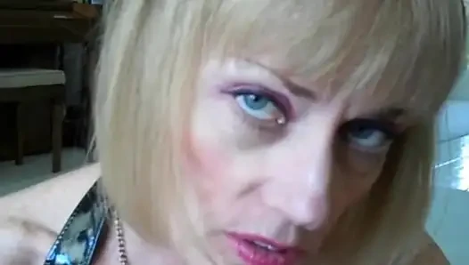 Melanie kocasına oyununu izletiyor