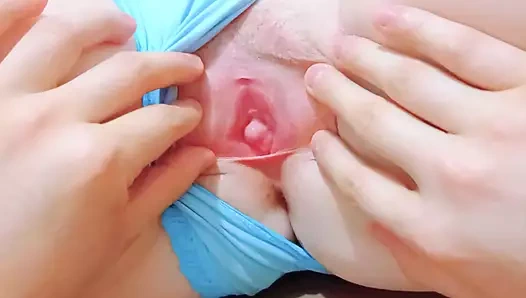 Külotunu kenara çekiyorum ve amcık dudaklarını aşırıya açıyorum