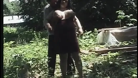Büyük memeli olgun esmer açık havada sikişiyor