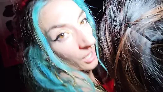 Aynı kulüpte buluşuyoruz ve grup seks yapıyoruz