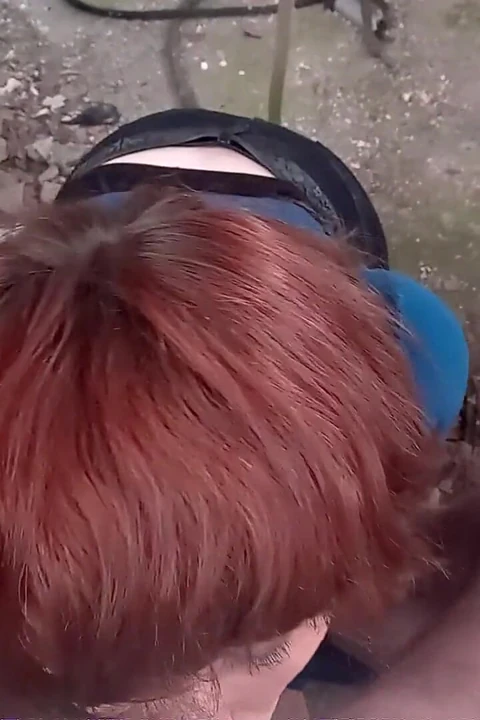 Kızıl saçlı kız açık havada babasının yarağını emiyor