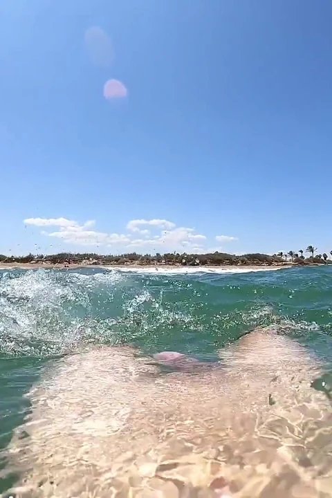 Halka açık bir plajda çıplak, özgür hissetme zevki için boşalıyorum