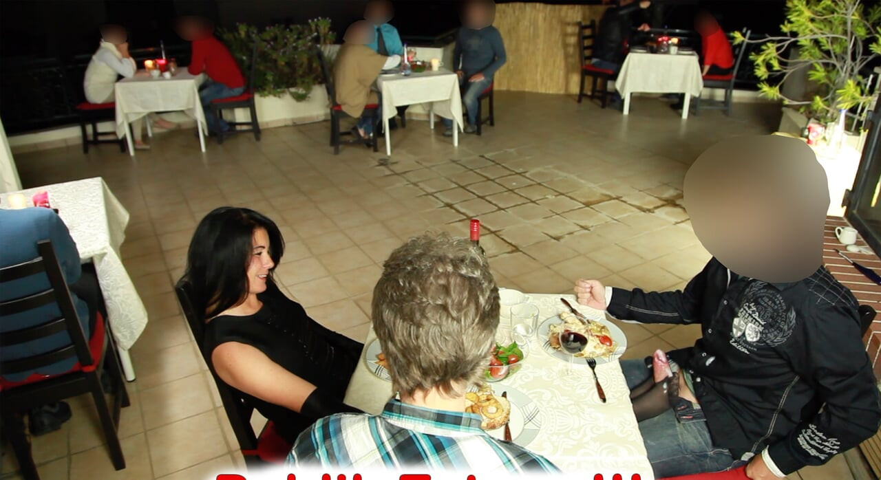 HALKıN IÇINDE AŞıRı! Bir restoranda ateşli yalama ve sikiş grup seks