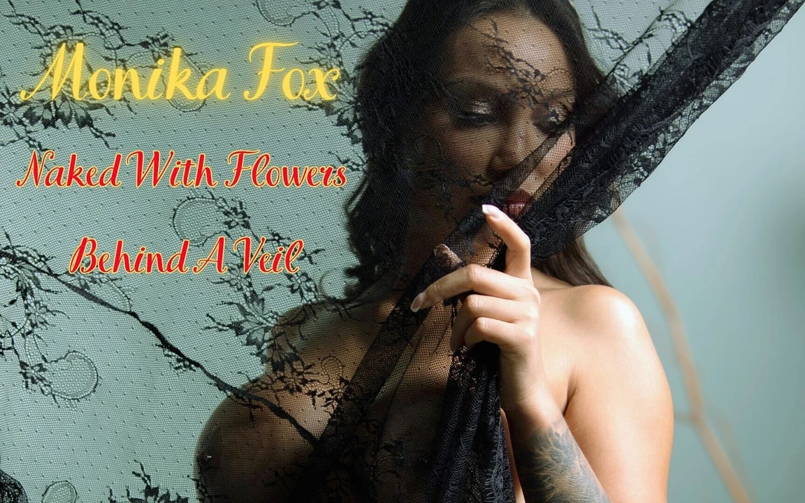 Monika Fox peçe arkasında çiçeklerle çıplak