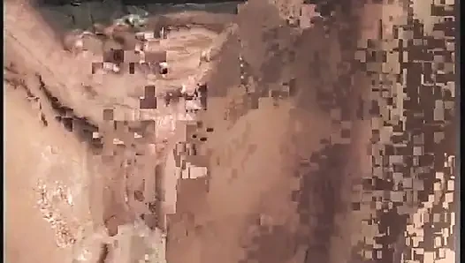 Esmer itaatkar yatakta yatarken amını ovuyor