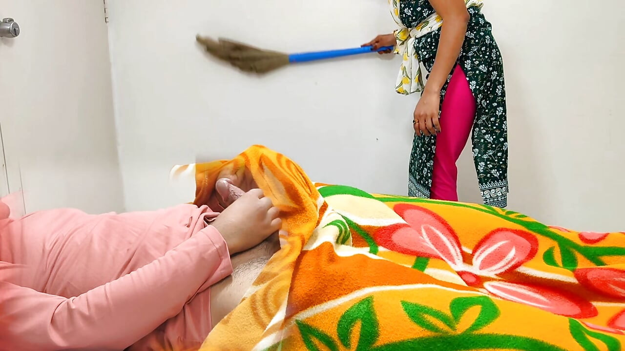 Ev sahibi temizlik komal' Hizmetçi cezbediliyor ve sikiliyor