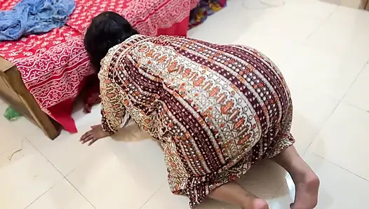 Büyük götlü Mısırlı ateşli hizmetçi yatağın altında sıkışıyor ve götünü çıplak yapıyor